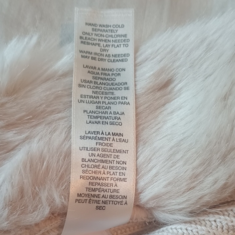 Chic Cream Women's Poncho with Faux Fur Trim - Picture 9 of 10